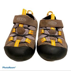 Merrell Little Kids Hiking Shoe Size 4